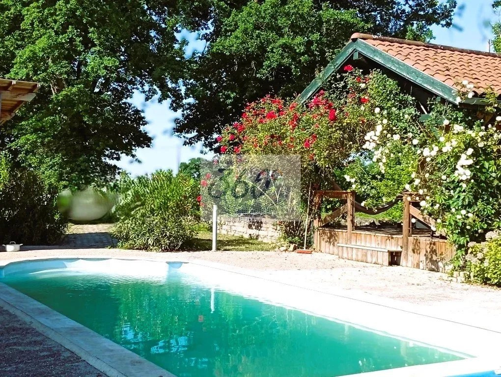 Corps de ferme rénové avec piscine à Montracol